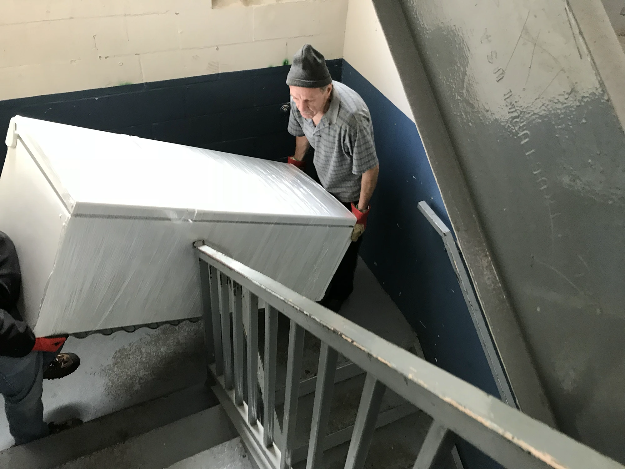 Déménagement frigo escalier Château Inn - Vie de Château